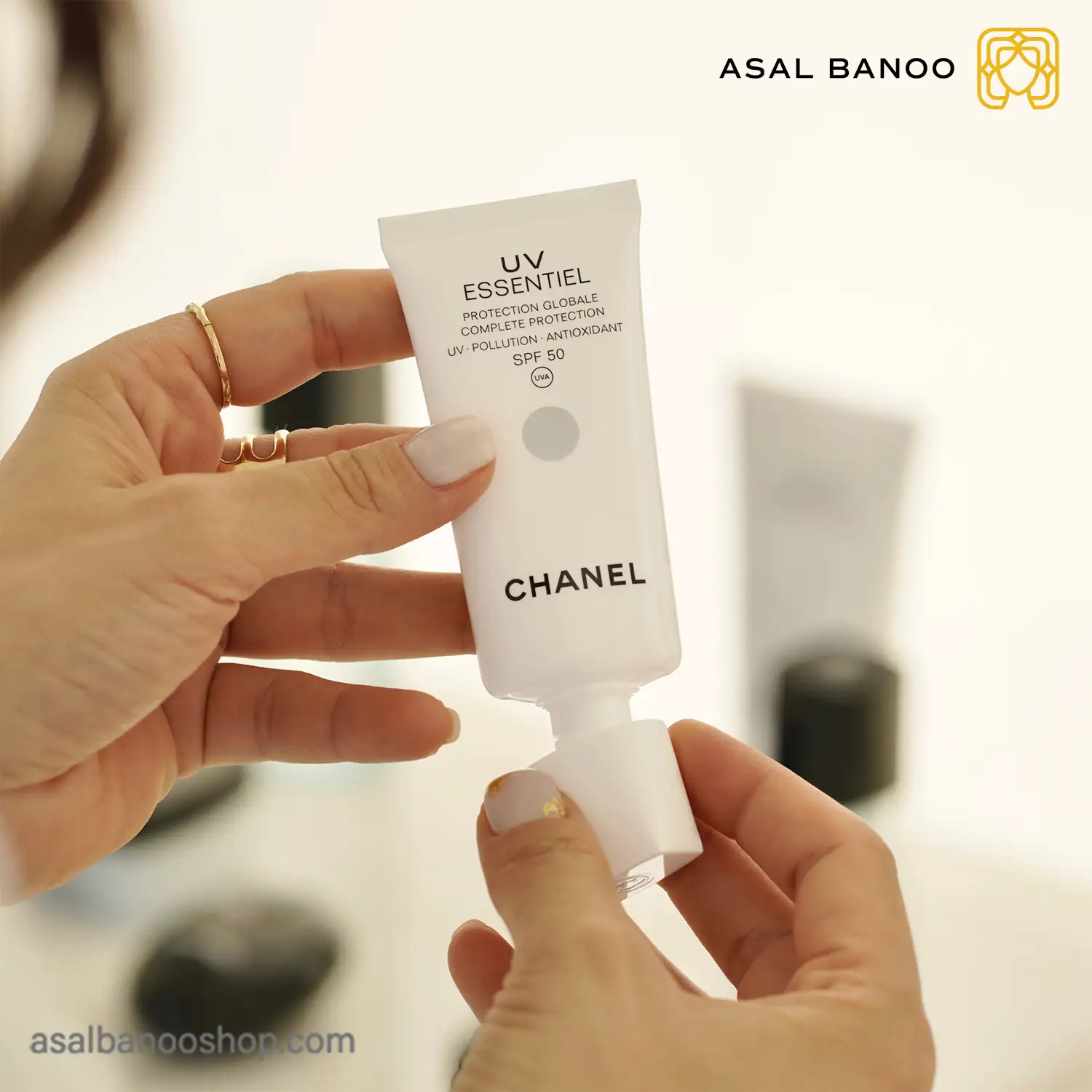 خرید کرم ضد آفتاب یو وی اسنشیال SPF50 شنل کرم ضد آفتاب یو وی اسنشیال SPF50 شنل